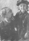 Василий Георигиевич Радыш (дед Дениса Кмита) со своей дочерью Галиной (мамой Дениса Кмита)